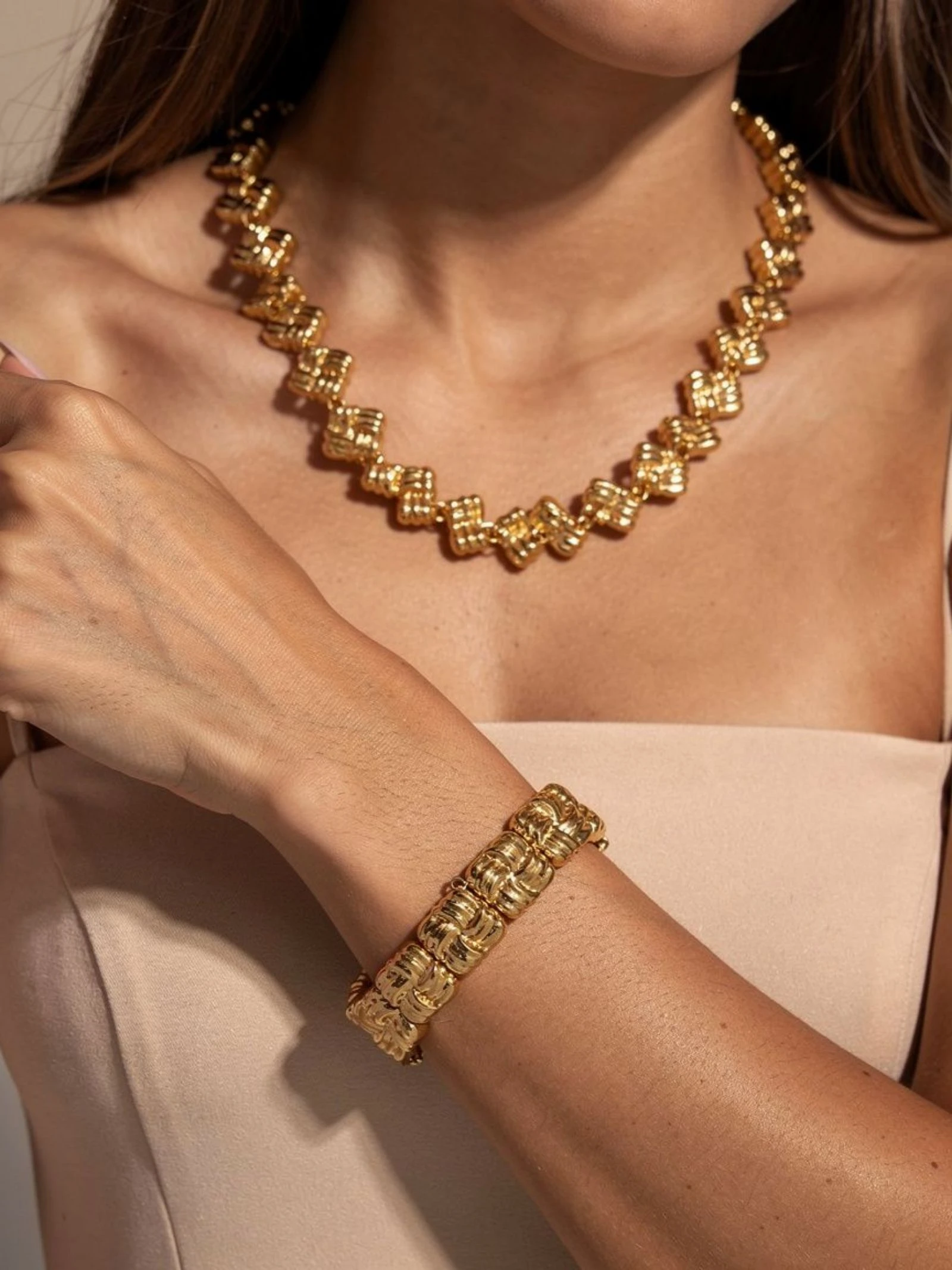Bonito conjunto de collar y pulsera de acero inoxidable dorado – photo 2
